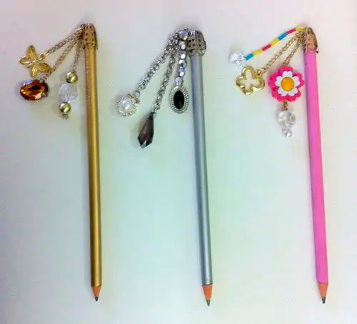 Lápis customizado com pingentes