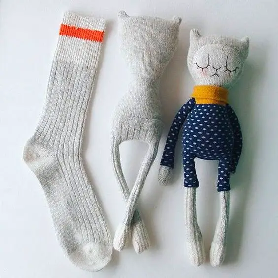 Boneca gatinho com meias