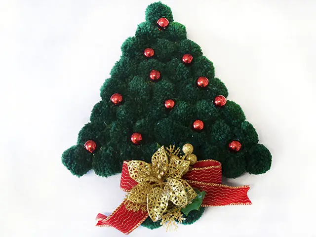 Árvore de Natal feita com PomPons