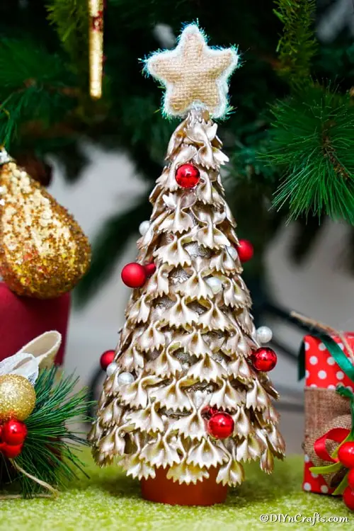 Mini árvore de Natal com macarrão