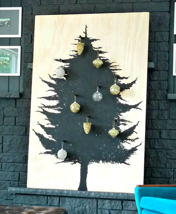Árvore de Natal pintada em uma tábua de madeira