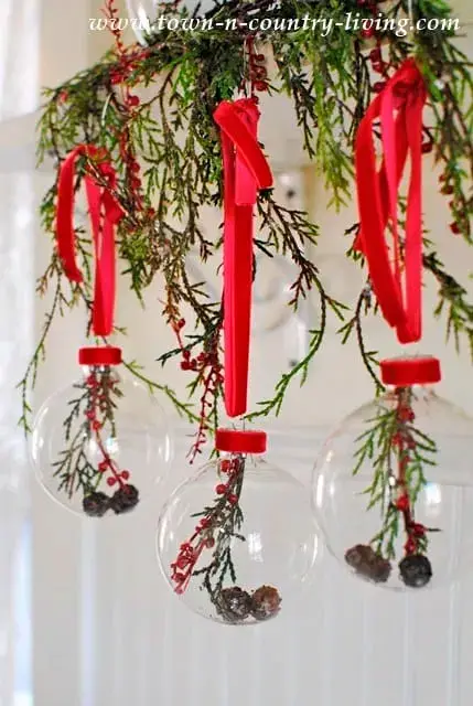 Decorações natalinas com bolas transparentes