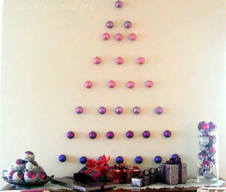 Bolas de Natal penduradas na parede para a árvore