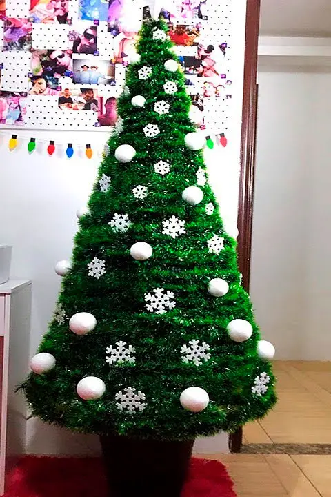 Papelão e festão para montar a árvore natalina