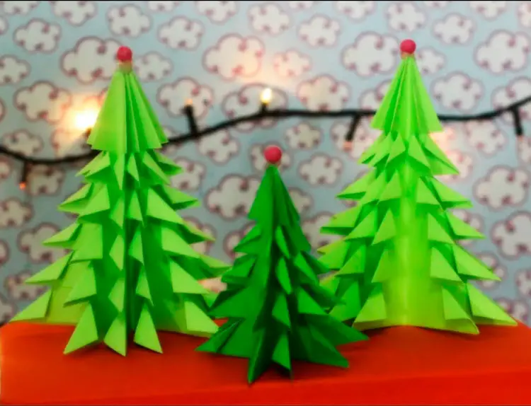 Mini árvore de Natal com dobradura