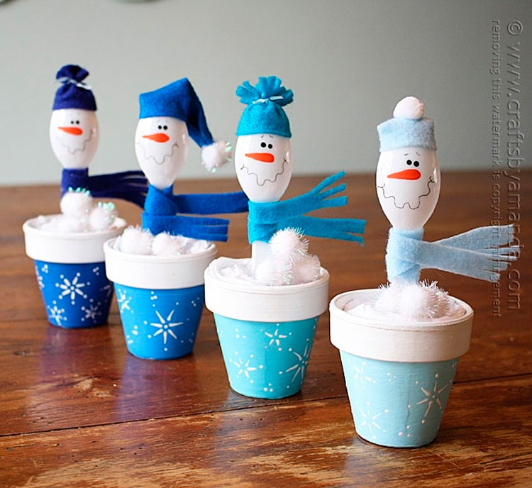 Bonequinhos de neve com vasinhos e colherzinha plástica