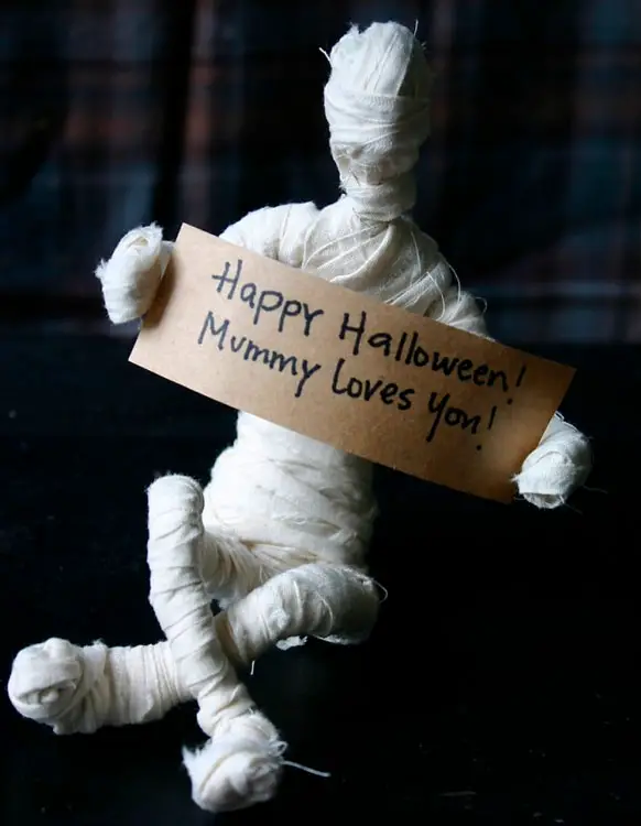 Múmia com tecido e arame para decoração de Halloween