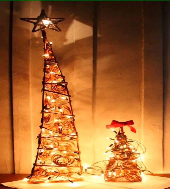 Canudos de jornal para fazer a árvore de Natal