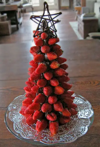 Árvore de Natal com morangos para mesa