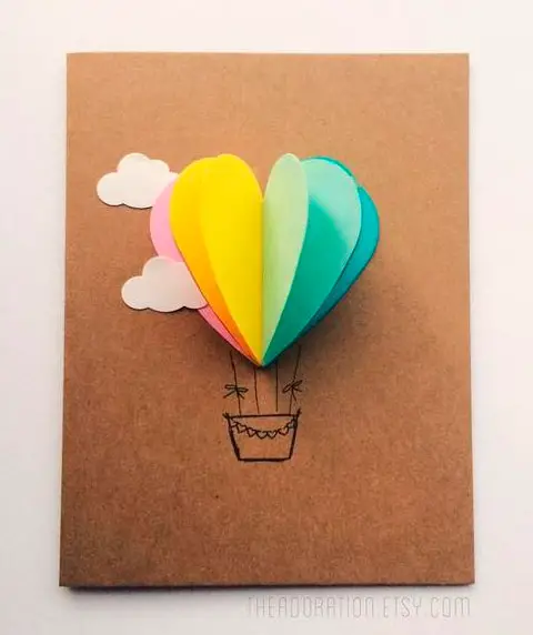 Cartãozinho com balão e nuvens para mãe