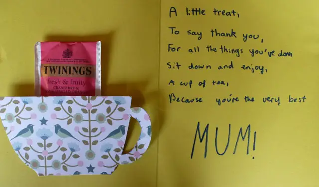 Cartão para mãe com xícara de chá