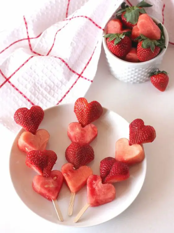 Surpresa para namorados simples com frutas de coração