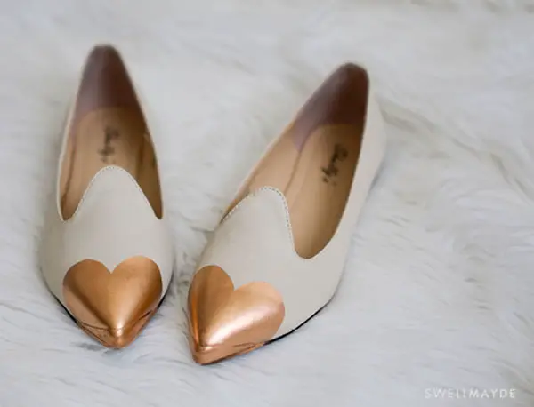 Customizar calçados com bico de coração 