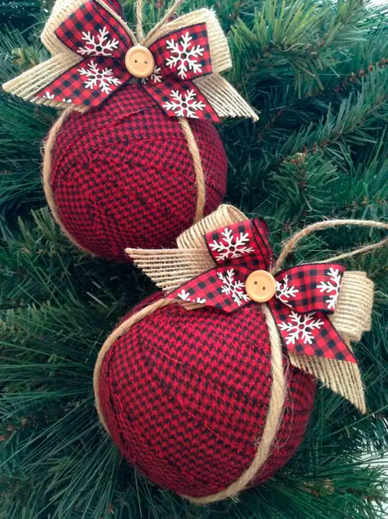 Bolas de Natal decoradas com tecido