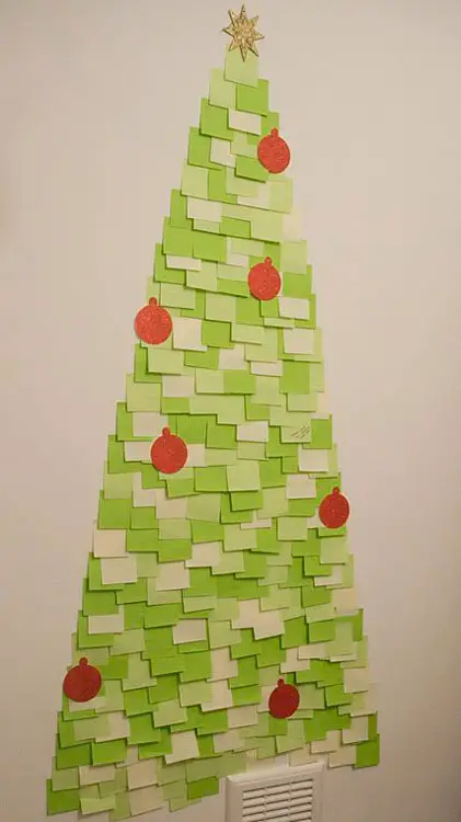 Árvore de Natal com papéis de recado