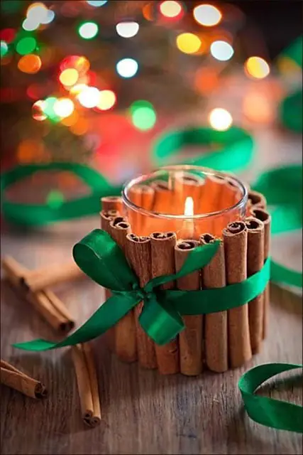 Canela para decorar uma vela natalina