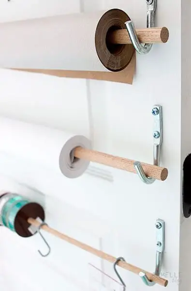 Use rolos nas portas dos armários do ateliê