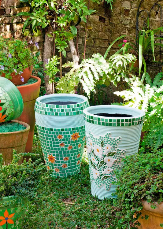 Vasos decorados com mosaicos