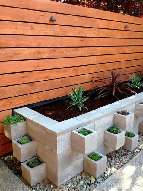 Reutilize blocos de concreto e faça uma jardineira bastante moderna