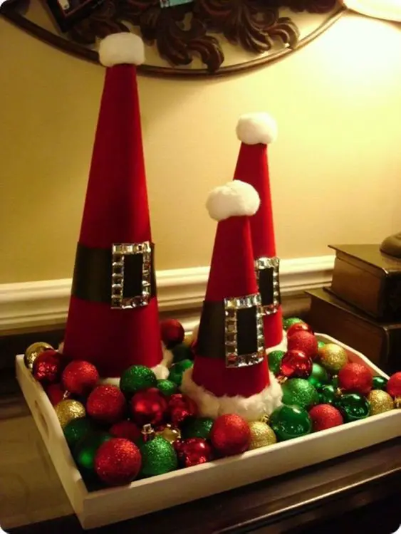 Arranjo de Natal com cones e bolas