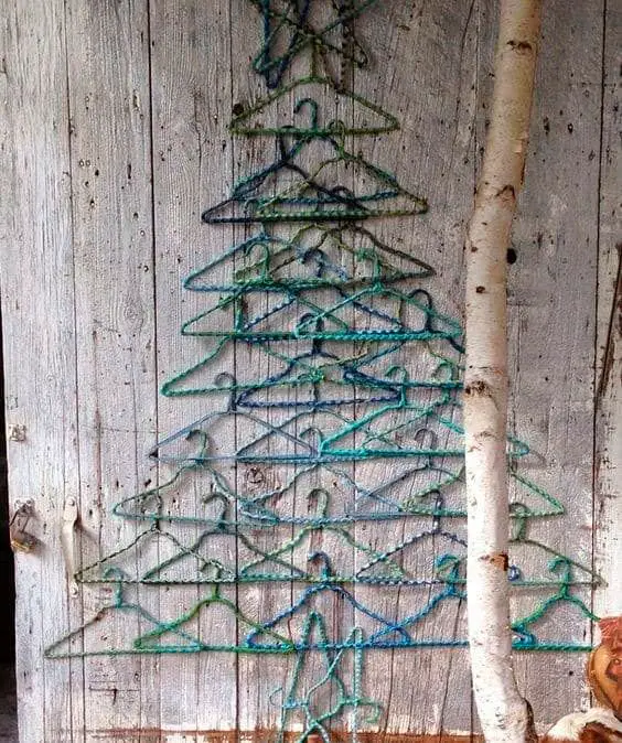 Árvore de Natal criativa com cabides