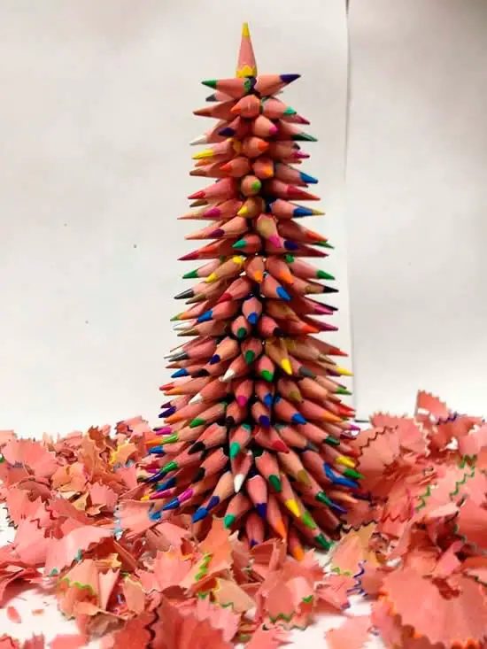 Árvore natalina com pontas de lápis