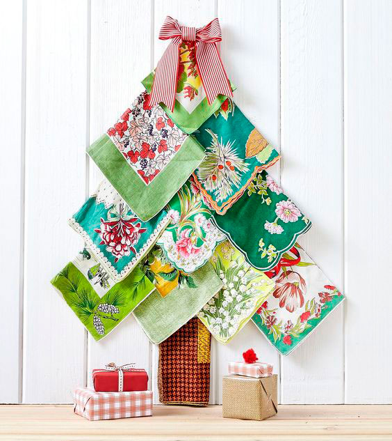 Árvore natalina na parede com lenços