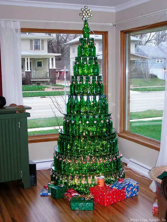 Árvore de Natal com garrafas de vidro