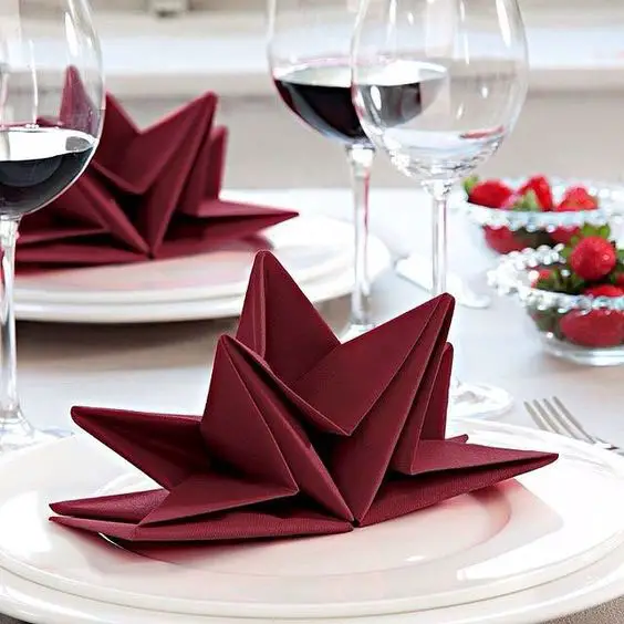 Enfeite de mesa simples com origami de guardanapo