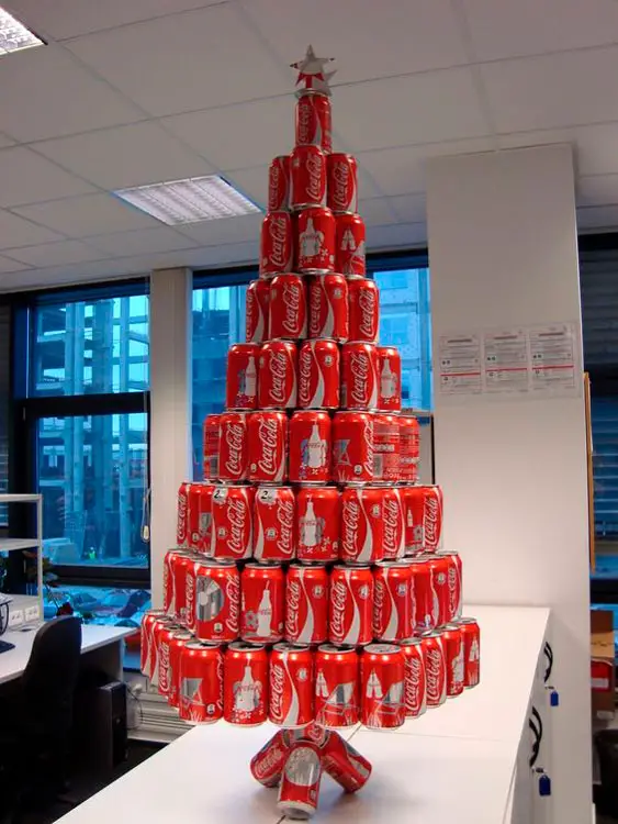 Árvore de Natal com latas de refrigerante