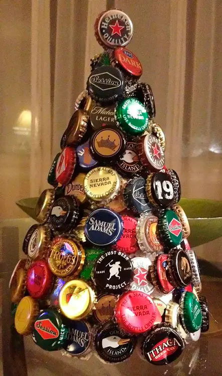 Árvore natalina com tampinhas de garrafa