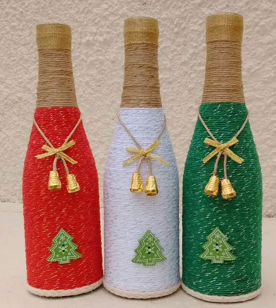 Enfeites natalinos com garrafas decoradas