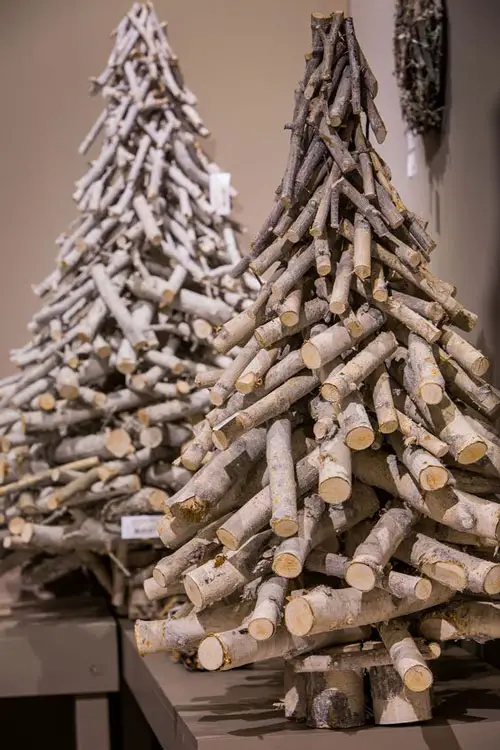 Árvore de Natal com troncos de madeira