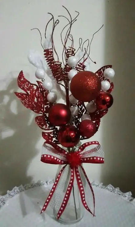 Garrafa para enfeite de mesa com bolas de Natal