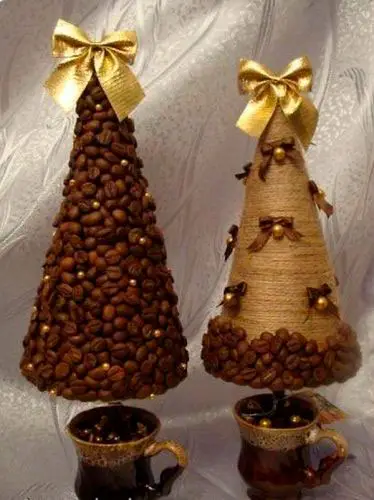 Árvore natalina com grãos de café 