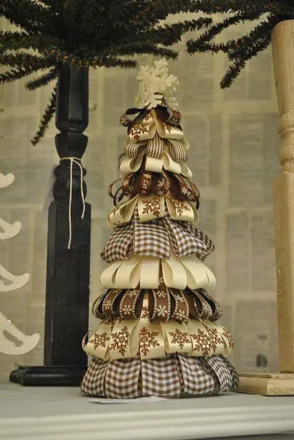 Árvore de mesa natalina com fitas decorativas