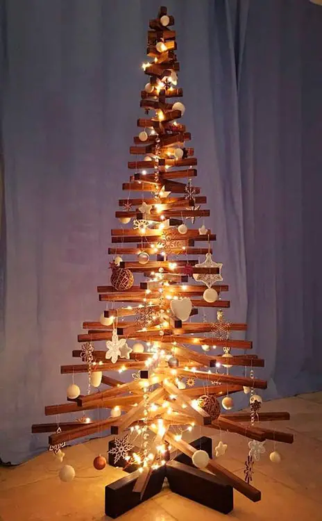 Árvore com ripas de madeira natalina