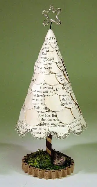 Árvore de Natal com folhas de livro