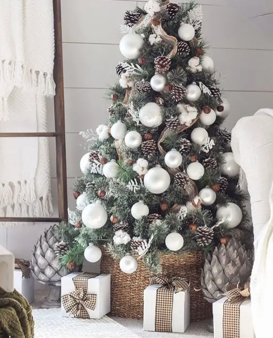  Árvore de Natal com Bolas brancas