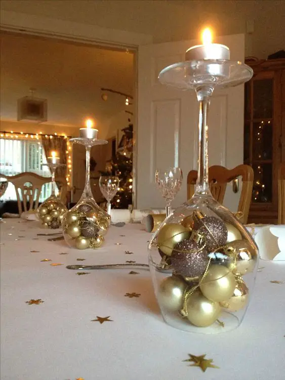 Bolas de Natal e taças em cima da mesa 