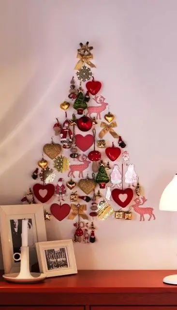 Brinque com os enfeites em uma parede para árvore de Natal