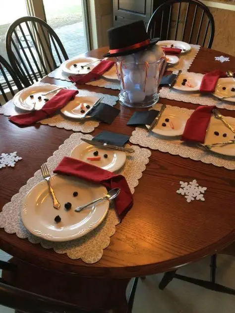 Crie bonequinhos de neve com os pratos para decorar a mesa