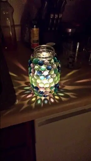 Decore um pote com gemas de vidro para as velas