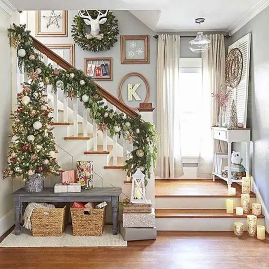 Enfeite o corrimão da escada em clima natalino