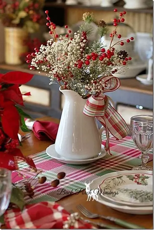 Enfeite de mesa com jarro florido