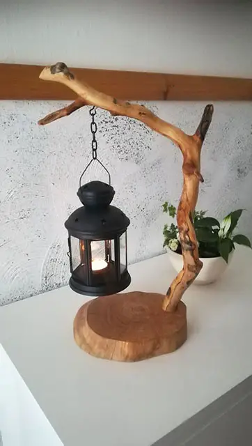 Luminária com tronco de árvore