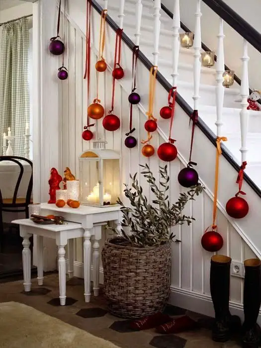 Use bolas de Natal fora da árvore para decorar