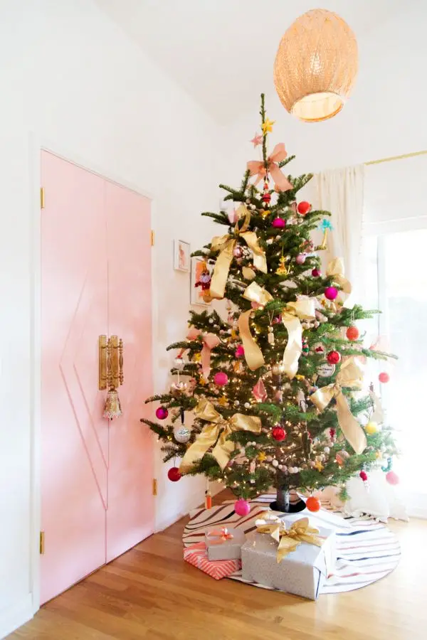 Árvore de Natal com fitas douradas