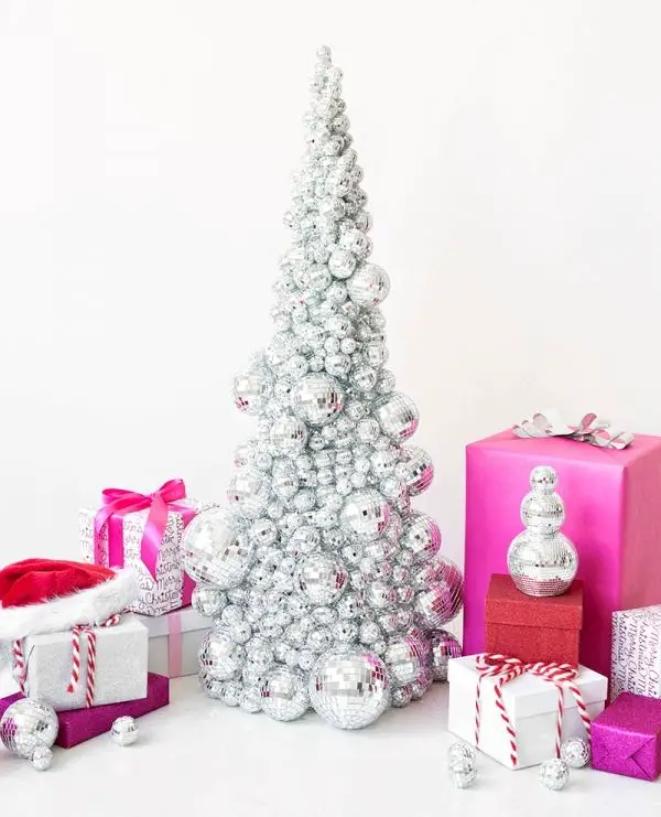 Árvore de Natal com globos de discoteca