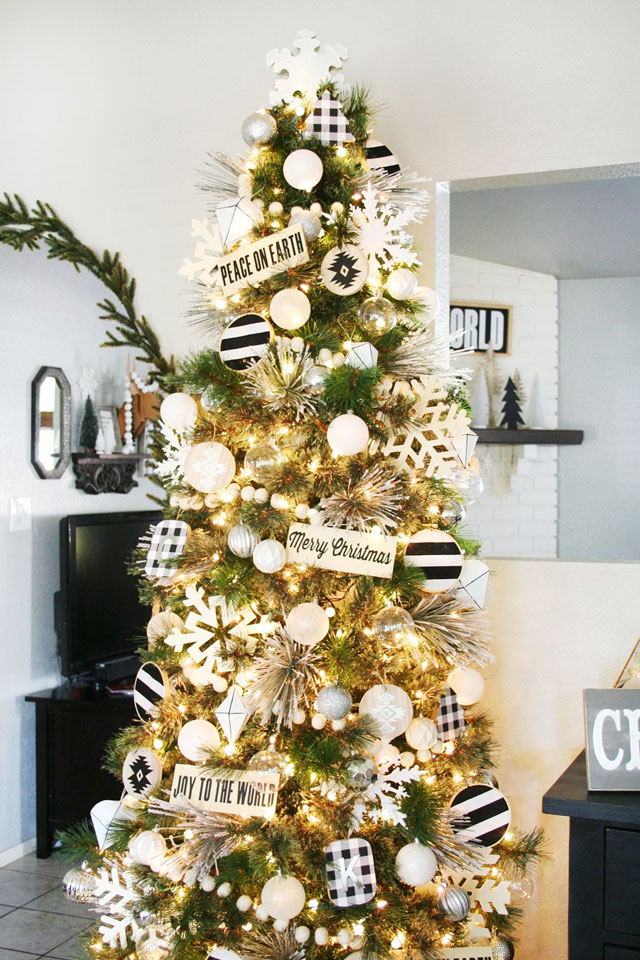 Árvore de Natal clássica com tons em preto e branco